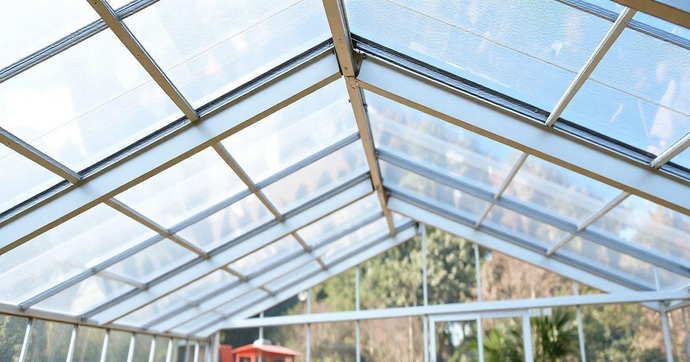 Cobertura de Policarbonato Transparente: Vantagens e Usos
